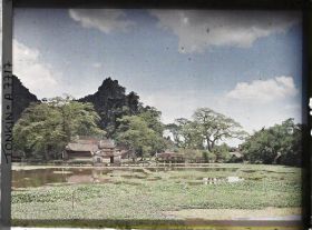 Image représentant Une vue d'ensemble de la pagode Thay dite également de la " Félicité céleste " (Thien Phuc), située au pied du récif calcaire Sai-so'n