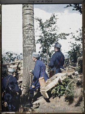Image représentant France, Conchy-les-Pots, Le cape Pradier du 36e règle son tir s/ le Buvier, sa batterrie est à 4h en arrière.