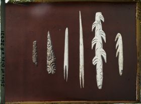 Image représentant France, St Germain-en-Laye, Musée : (Arudy) spirale (pointe gravée) 47081 autre spirale, 47119 Gourdon, pointe de flèche à base fondue 48405; pointe de flèche a base fondue Gourdon, Harpon à dble rang de barbelures 48172. autre à 1 rang 49162 pointe de flèche à base fondue 46670