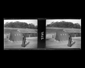 Image représentant Un homme se tient près d'un campement militaire installé sur Jingshan dongdajie ("avenue à l'Est de la Montagne de la Contemplation") contre le mur d'enceinte de Jingshan ("montagne de la Contemplation")