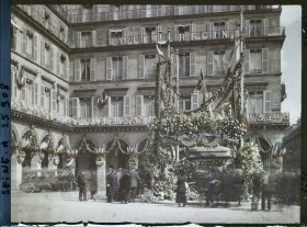 Image représentant La statue de Jeanne d'Arc décorée place de Rivoli (actuelle place des Pyramides) pour la fête de Jeanne d'Arc