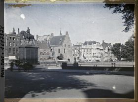 Image représentant Le Plein ou Leidseplein, avec la statue de Guillaume le Taciturne à gauche