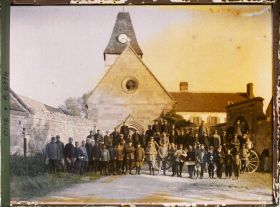 Image représentant Groupe de soldats et villageois