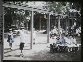 Image représentant Ecole d'Aoyama, enfants et balançoires
