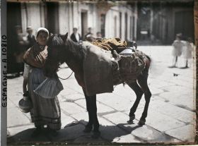Image représentant Espagne, La Corogne, Un petit cheval avec une paysanne (Jarros de Loche)