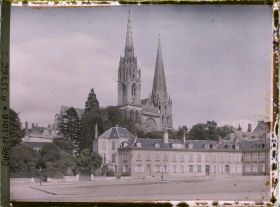 Image représentant La place Châtelet avec la cathédrale à l'arrière-plan