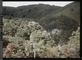 Image représentant Vue lointaine de la Kirifuri-no-taki (cascade de Kirifuri)