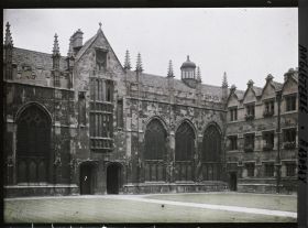Image représentant Le quadrangle Est et la chapelle