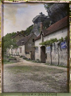 Image représentant France, Les Eyzies, Derrière l'hôtel l'abri sous roche de Cro-Magnon