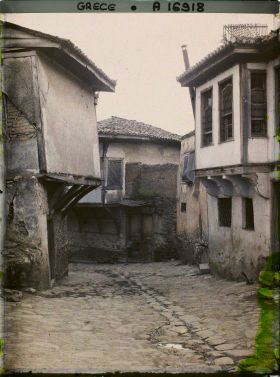 Image représentant Grèce, Salonique, Une rue dans le haut Quartier