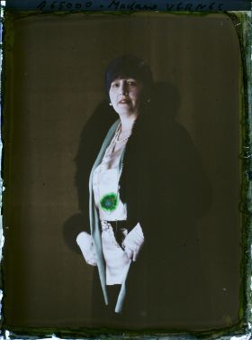 Image représentant https://musee-albert-kahn.s-museum.fr/home/NWQ2OTAwYzNmYjZlZTk1ZWQwODJmMjY4L2dlbmVyaWMtbm90aWNlLXRhYi9hdXRob3JpdHkvNjE3YTc5ZjVjZjhiODk2OGIzMzM3ZDIx/5d6900c3fb6ee95ed082f268/generic-notice-tab/authority/617a79ebcf8b8968b33379cf Madame Elisabeth Vernes