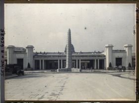 Image représentant L'Exposition des arts décoratifs, fontaine Lalique devant le péristyle de la cour des Métiers