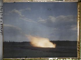 Image représentant Canada, Foot Hills Turner Valley, Puits Royalite 4, flamme du gaz en trop, qui est brûlé