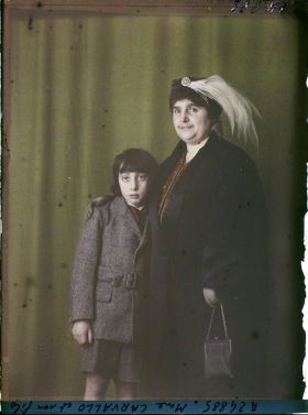 Image représentant Madame Carvallo et son fils Edouard