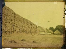 Image représentant Les murs d'enceinte et entrées des palais de  null Glélé et  null Guézo sur la place Singbodji