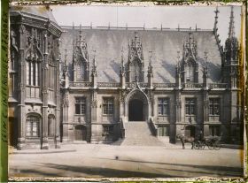 Image représentant Le palais de justice vu de la cour