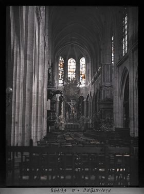 Image représentant La nef et le chœur de la cathédrale Saint-Corentin