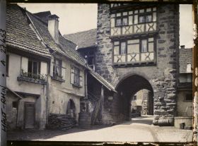 Image représentant France, Riquewihr, La Dolder et vieilles maisons