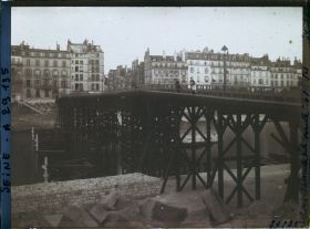 Image représentant La passerelle en bois remplaçant provisoirement le pont de la Tournelle en reconstruction, vue depuis le quai de la Tournelle vers les quais d'Orléans et de Béthune