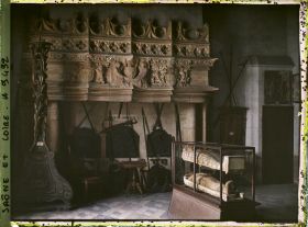 Image représentant Musée Jean Ochier, salle de Lorraine, cheminée et chandelier pascal du XVe siècle et momies égyptiennes