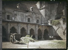 Image représentant Chevaux dans le cloître de l'ancienne abbaye Saint-Jean-des-Vignes