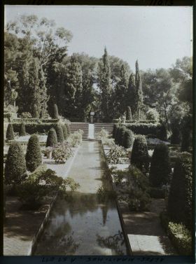Image représentant Le bassin d'eau du jardin persan de la villa Cypris, vu en direction de l'Est