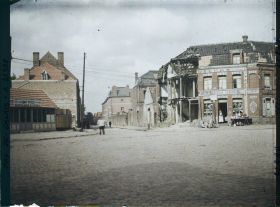 Image représentant France, Béthune, Maison éventrée et maison rebatie, rue Marcellin Berthelot
