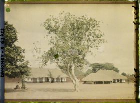 Image représentant La place Singbodji devant les entrées des palais de  null Glélé et  null Guézo