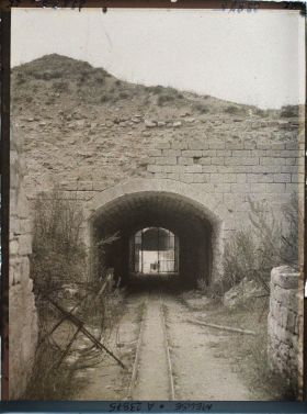 Image représentant France, St Mihiel, Fort du Camp des Romains : Entrée du fort rue de l'intérieur