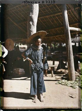 Image représentant Un vieil homme thô, vêtu de bleu, au marché
