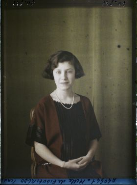 Image représentant https://musee-albert-kahn.s-museum.fr/home/NWQ2OTAwYzNmYjZlZTk1ZWQwODJmMjY4L2dlbmVyaWMtbm90aWNlLXRhYi9hdXRob3JpdHkvNjE3YTc5ZjVjZjhiODk2OGIzMzM3ZDIx/5d6900c3fb6ee95ed082f268/generic-notice-tab/authority/617a79ebcf8b8968b3336d31 Mademoiselle de Figueiredo