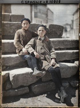 Image représentant Espagne, La Corogne, Deux frerès de famille Gallega, nés à la Corogne, l'un noir, l'autre un peu blond tous les deux dolichocéphales