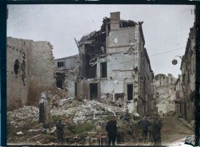 Image représentant France, Verdun, Ruines rue du St Esprit, boches enlevant les décombres