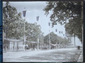Image représentant L'avenue de la Grande Armée décorée pour les fêtes de la Victoire des 13 et 14 juillet