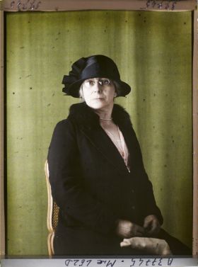 Image représentant https://musee-albert-kahn.s-museum.fr/home/NWQ2OTAwYzNmYjZlZTk1ZWQwODJmMjY4L2dlbmVyaWMtbm90aWNlLXRhYi9hdXRob3JpdHkvNjE3YTc5ZjVjZjhiODk2OGIzMzM3ZDIx/5d6900c3fb6ee95ed082f268/generic-notice-tab/authority/617a79ebcf8b8968b333727b Madame Lezd