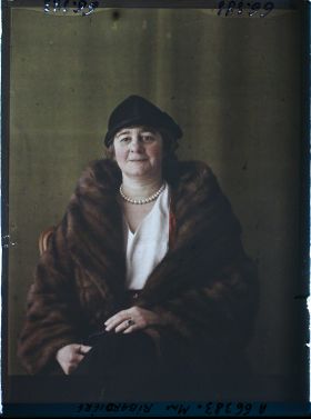 Image représentant https://musee-albert-kahn.s-museum.fr/home/NWQ2OTAwYzNmYjZlZTk1ZWQwODJmMjY4L2dlbmVyaWMtbm90aWNlLXRhYi9hdXRob3JpdHkvNjE3YTc5ZjVjZjhiODk2OGIzMzM3ZDIx/5d6900c3fb6ee95ed082f268/generic-notice-tab/authority/617a79ebcf8b8968b3337663 Madame Ribardière