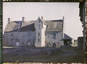 Image représentant Une ferme à toit de chaume