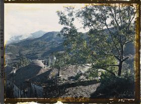 Image représentant Turquie, Kariès, Une rue de Kariès et le Mont Athos