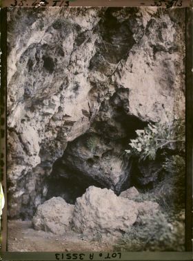 Image représentant France, Capdenac (Lot), Dessous des rochers