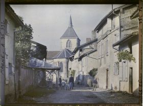 Image représentant France, Ste Menehould le haut, Aspect d'une Vieille rue aux abords de l' Eglise.