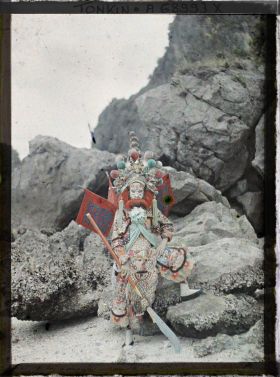Image représentant Un acteur du Théâtre saïgonnais posant devant un rocher