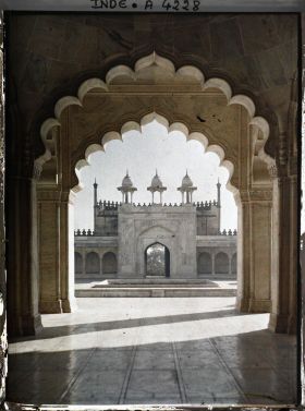 Image représentant Porte monumentale de l'enceinte de la mosquée de la Perle (Moti Masjid) et le bassin aux ablutions, dans le fort Rouge (Lal Qila)