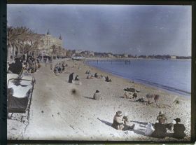 Image représentant Les habitants profitant du soleil hivernal sur la Croisettte, le Carlton en second plan