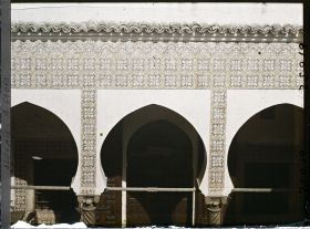Image représentant Le décor de céramiques italiennes des arcades du premier étage du patio de la Bibliothèque nationale (Dar Mustapha Pacha)