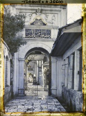 Image représentant Turquie, Constantinople - Eyoub, Cimetière d'Eyoub - Entrée Nord de la Mosquée d'Eyoub