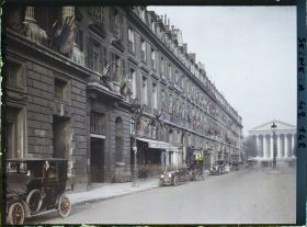 Image représentant La rue Royale et la Madeleine décorées des drapeaux alliés