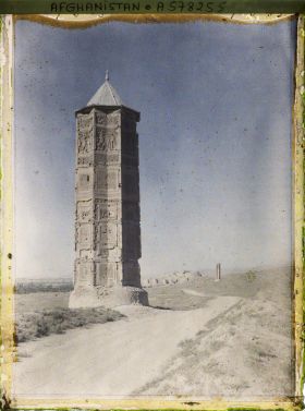 Image représentant La tour Minaret de Massoud III (1099-1114). A l'arrière plan, celle de Bahram Chah (1117-1153)