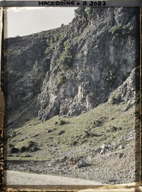 Image représentant Gorge à parois calcaires qui descend vers Ochrida