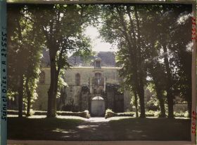 Image représentant France, Les Mesnuls, Coté Nord du Château vue prise de la route venant de Les Mesnuls