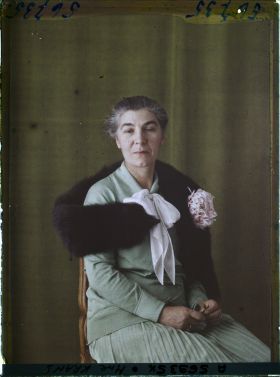 Image représentant https://musee-albert-kahn.s-museum.fr/home/NWQ2OTAwYzNmYjZlZTk1ZWQwODJmMjY4L2dlbmVyaWMtbm90aWNlLXRhYi9hdXRob3JpdHkvNjE3YTc5ZjVjZjhiODk2OGIzMzM3ZDIx/5d6900c3fb6ee95ed082f268/generic-notice-tab/authority/617a79ebcf8b8968b333708b Madame Krans